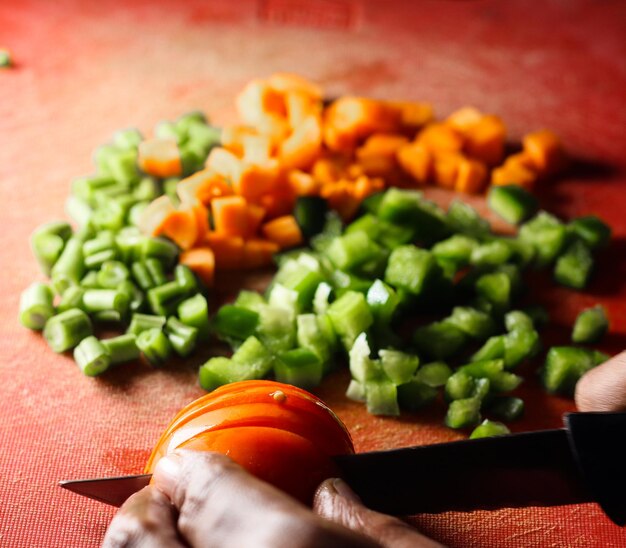 Foto vista de ángulo alto de verduras picadas en la tabla de cortar