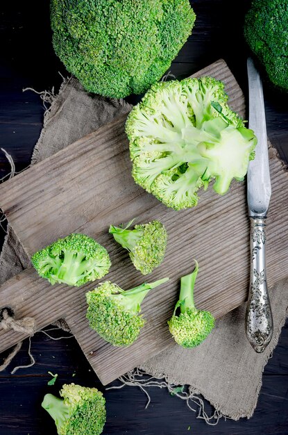 Foto vista de ángulo alto de verduras picadas en la tabla de cortar