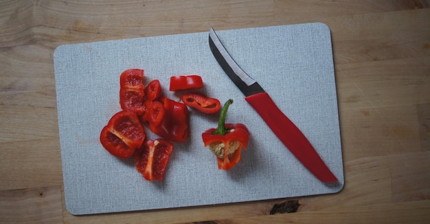 Foto vista de ángulo alto de verduras picadas en la tabla de cortar