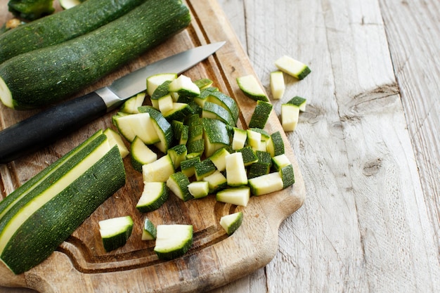 Foto vista de ángulo alto de verduras picadas en la tabla de cortar