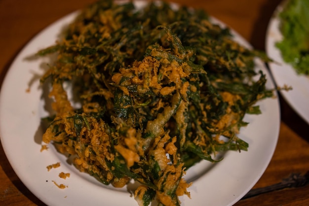 Vista de ángulo alto de las verduras en el plato sobre la mesa