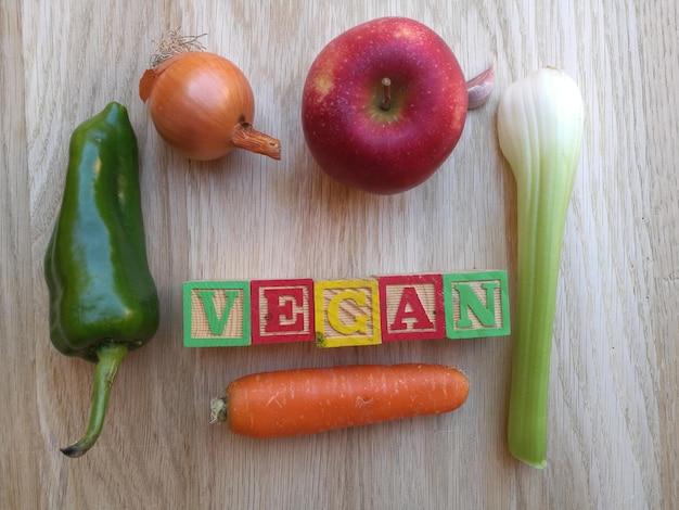 Foto vista en ángulo alto de verduras en superficie de madera