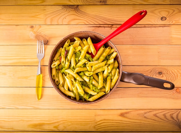 Foto vista en ángulo alto de las verduras en la tabla de cortar