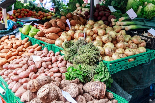 Vista de ángulo alto de las verduras para la venta en el mercado