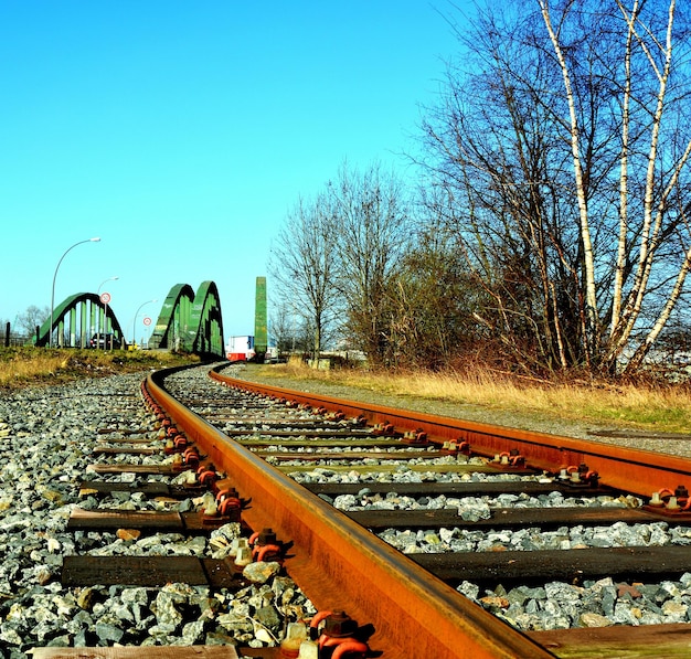 Foto vista de ángulo alto de la vía ferroviaria contra un cielo despejado