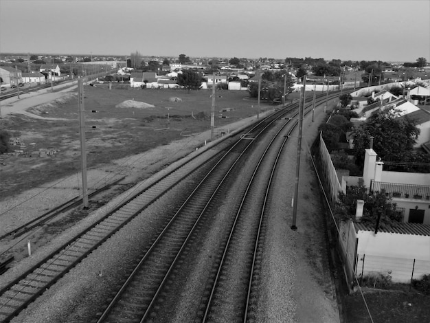 Foto vista de ángulo alto de las vías del ferrocarril contra un cielo despejado