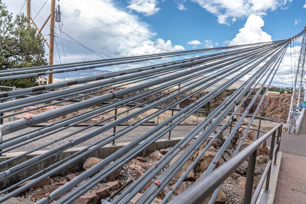 Foto vista de ángulo alto de las vías del ferrocarril contra el cielo