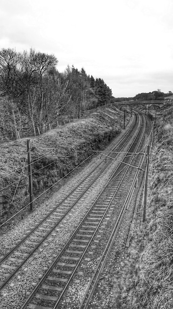 Foto vista de ángulo alto de las vías del ferrocarril contra el cielo