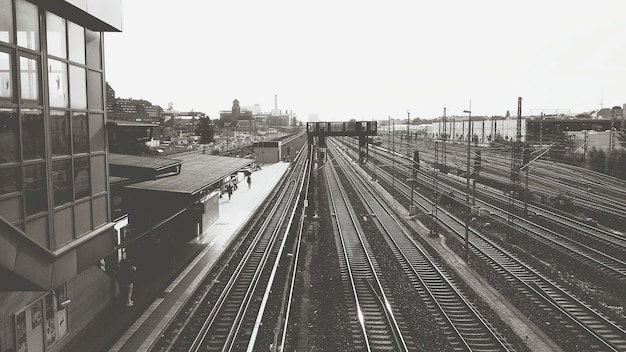 Foto vista de ángulo alto de las vías del ferrocarril en la estación contra un cielo despejado