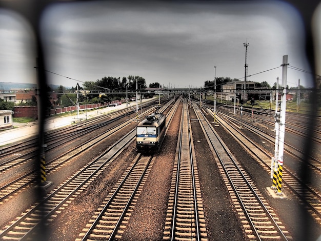 Foto vista en ángulo alto de las vías del ferrocarril