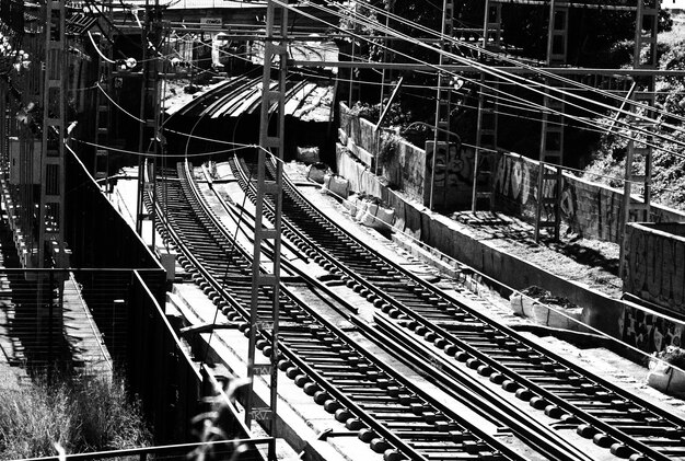 Foto vista en ángulo alto de las vías del ferrocarril