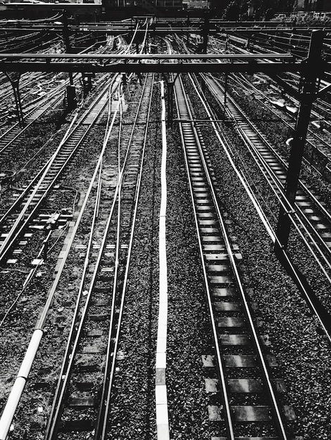 Foto vista en ángulo alto de las vías del ferrocarril