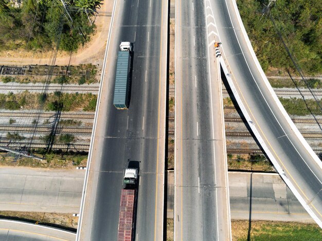 Vista en ángulo alto de las vías ferroviarias por carretera