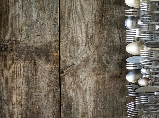 Foto vista de ángulo alto de la vieja plata en la mesa de madera