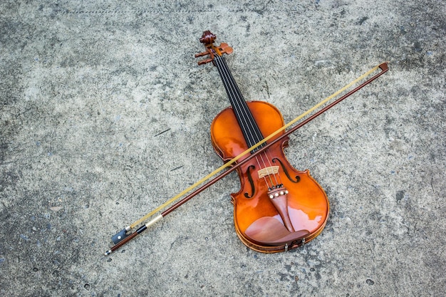 Foto vista de ángulo alto del violín en el suelo