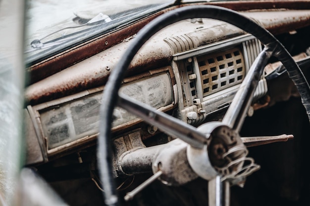 Foto vista de ángulo alto del volante roto en un coche abandonado