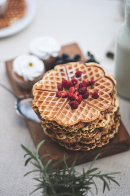 Foto vista de ángulo alto de los waffles apilados en la bandeja