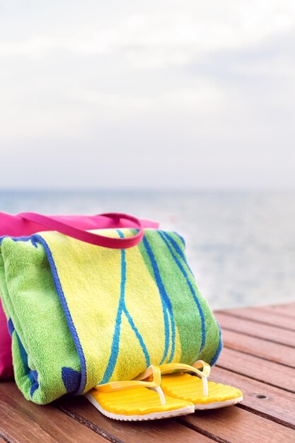 Foto vista de ángulo alto de zapatos en la mesa en la playa contra el cielo