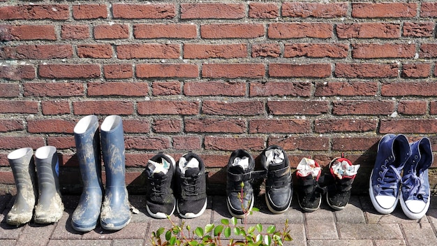 Foto vista de ángulo alto de zapatos en la pared de ladrillo