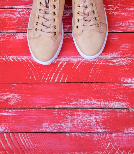 Foto vista de ángulo alto de zapatos en el piso rojo