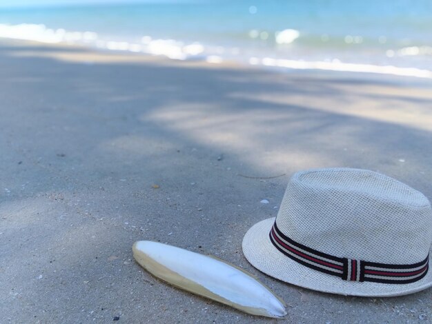 Foto vista de ángulo alto de zapatos en la playa