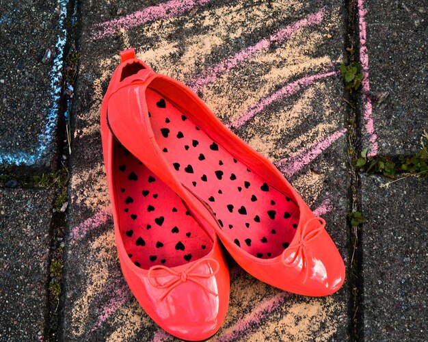 Foto vista de ángulo alto de zapatos rojos en el sendero