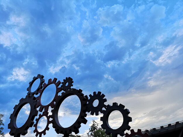 Vista de ángulo bajo del amor contra el cielo azul