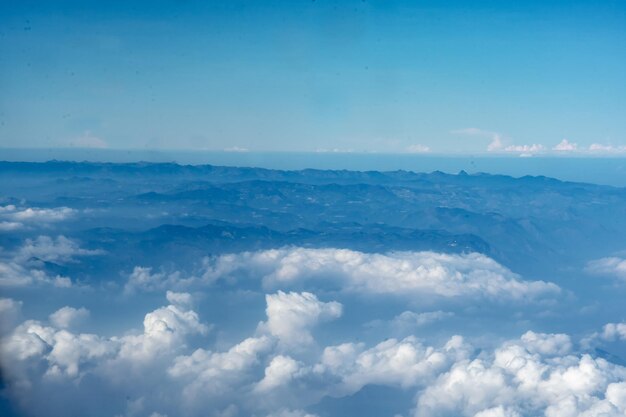 Foto vista de ángulo amplio de las nubes y la meseta del deccan