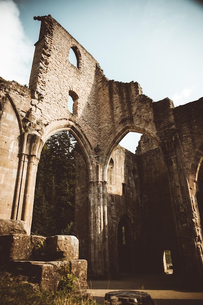 Foto vista de bajo ángulo de la antigua ruina del castillo contra el cielo