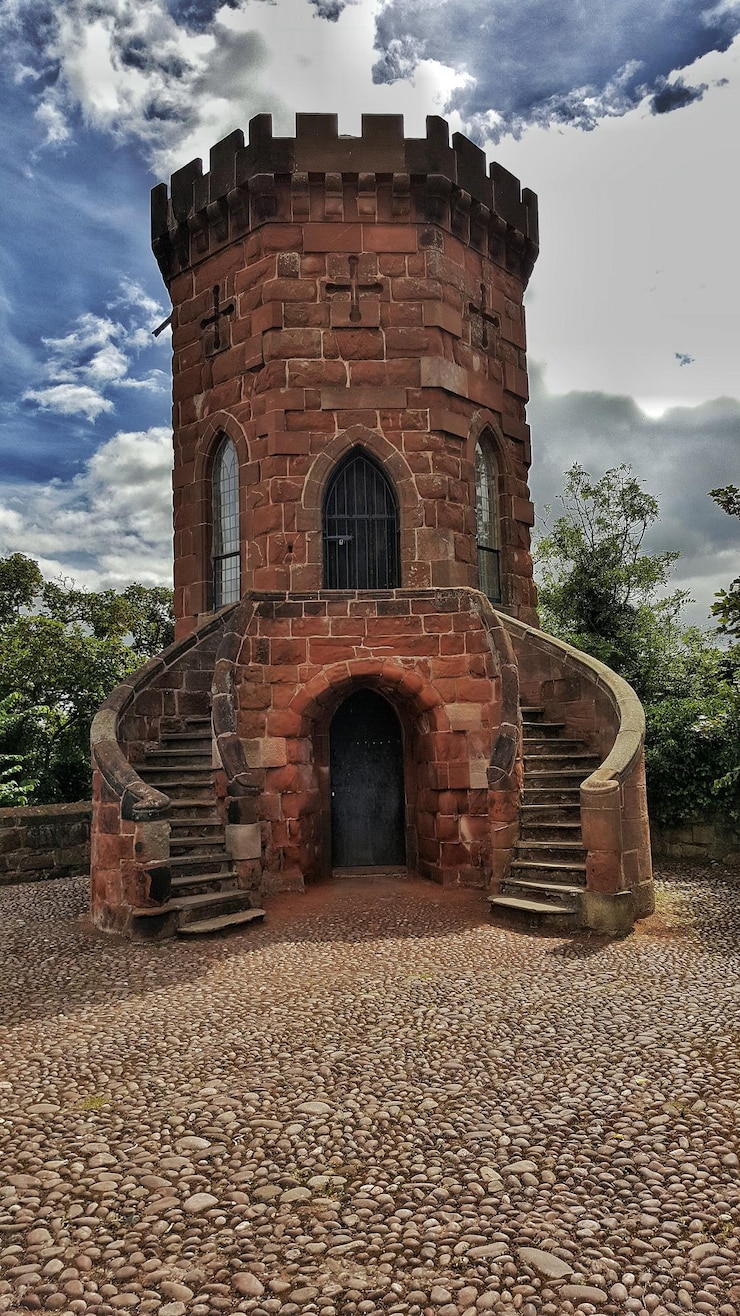 Foto vista de bajo ángulo de la antigua ruina contra el cielo