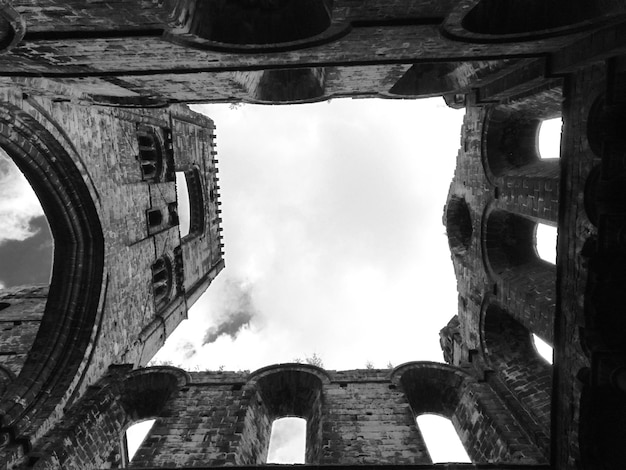 Foto vista en bajo ángulo de las antiguas ruinas contra el cielo