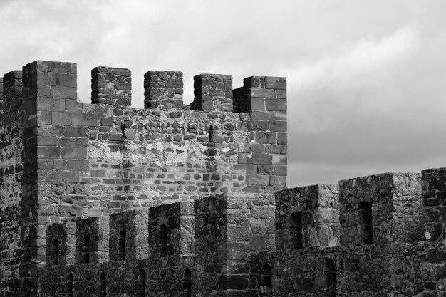 Foto vista de bajo ángulo de las antiguas ruinas contra el cielo