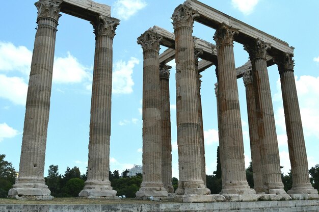 Foto vista en bajo ángulo de las antiguas ruinas contra el cielo