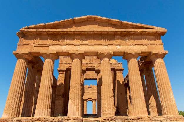 Foto vista de bajo ángulo de las antiguas ruinas del templo contra un cielo despejado