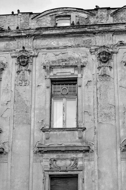 Foto vista desde un ángulo bajo del antiguo edificio