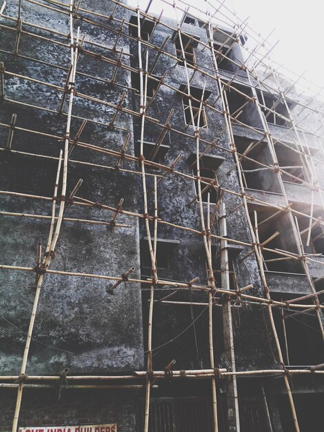 Foto vista desde un ángulo bajo del antiguo edificio