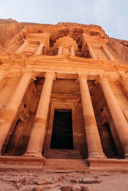 Foto vista de bajo ángulo del antiguo templo contra el cielo