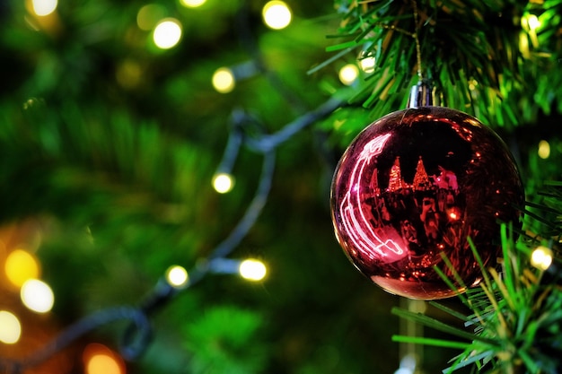 Vista de ángulo bajo del árbol de Navidad iluminado.