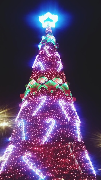 Foto vista de ángulo bajo del árbol de navidad iluminado