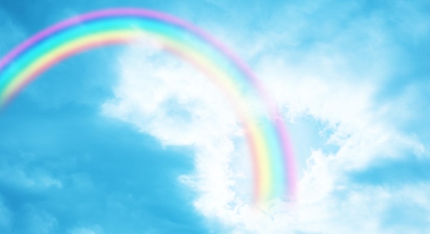 Vista de ángulo bajo del arco iris contra el cielo azul