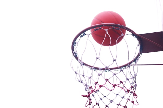Vista de ángulo bajo del aro de baloncesto contra un cielo despejado
