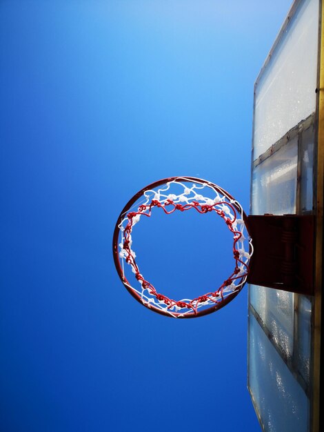 Foto vista de ángulo bajo del aro de baloncesto contra un cielo despejado