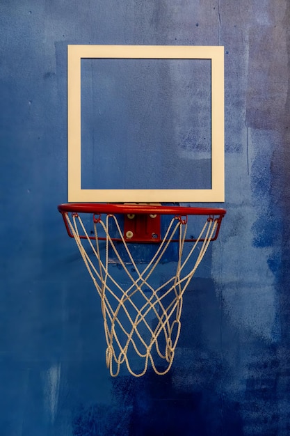 Foto vista de ángulo bajo del aro de baloncesto contra el cielo