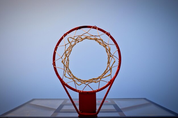 Foto vista de ángulo bajo del aro de baloncesto contra el cielo