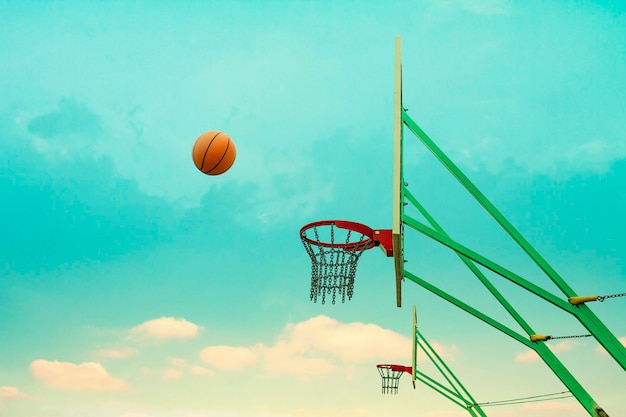 Vista de ángulo bajo del aro de baloncesto contra el cielo