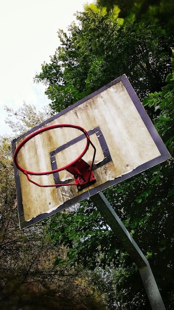 Foto vista de ángulo bajo del aro de baloncesto contra el cielo