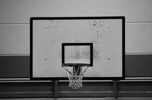 Vista de ángulo bajo del aro de baloncesto contra la pared