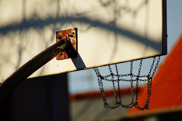 Vista de ángulo bajo del aro de baloncesto contra la valla