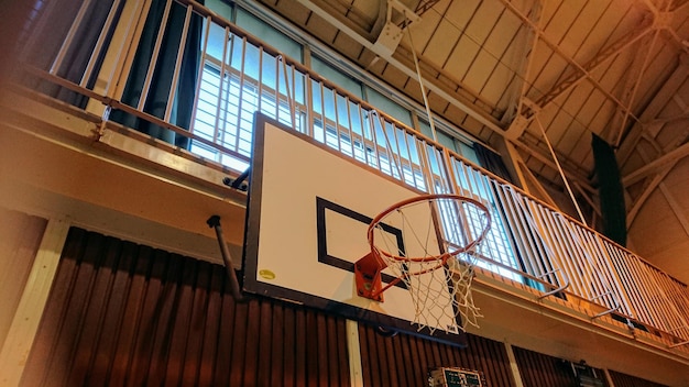 Foto vista de ángulo bajo del aro de baloncesto