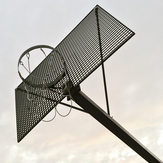 Vista de ángulo bajo del aro de baloncesto.